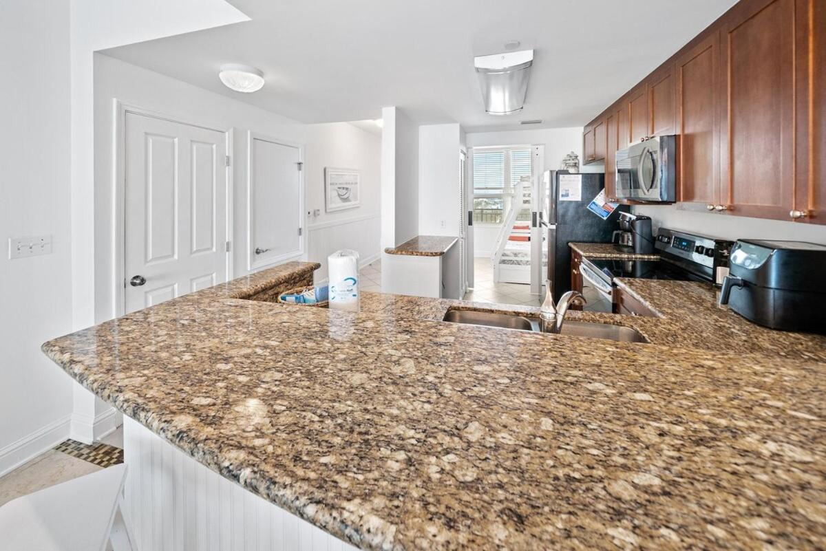 1403 Aqua Apartment *